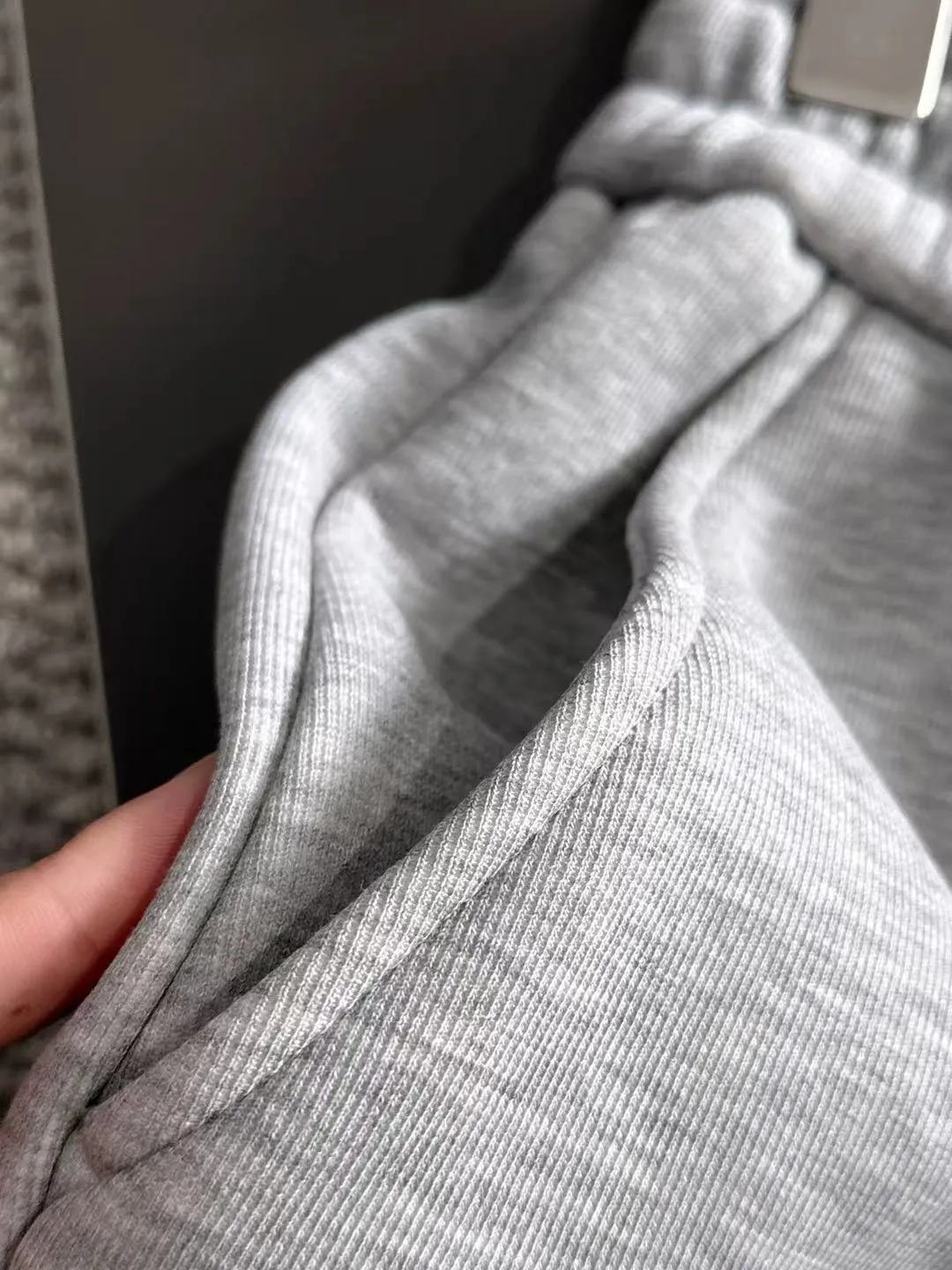 Next day shipment P360 Big Goose 2025 new winter elastic band casual pants, thick velvet counter-customized fabric, high breathability and comfort, impeccable details, brand element design concept, reflecting high quality. It feels delicate and soft! It presents a casual cut and the upper body shape is great! Size: M-4XL